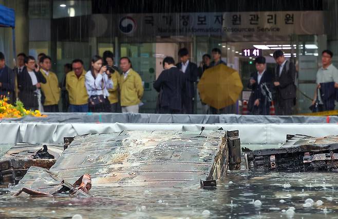 28일 오전 대전 유성구 국가정보자원관리원 화재 현장에 소실된 리튬이온배터리가 소화 수조에 담겨 있다. 2025.9.28 뉴스1