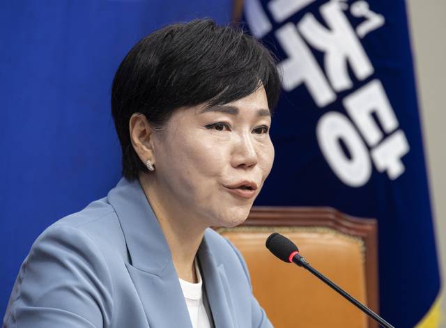 전현희 더불어민주당 최고위원이 28일 국회에서 열린 기자간담회에서 발언하고 있다. [연합뉴스]