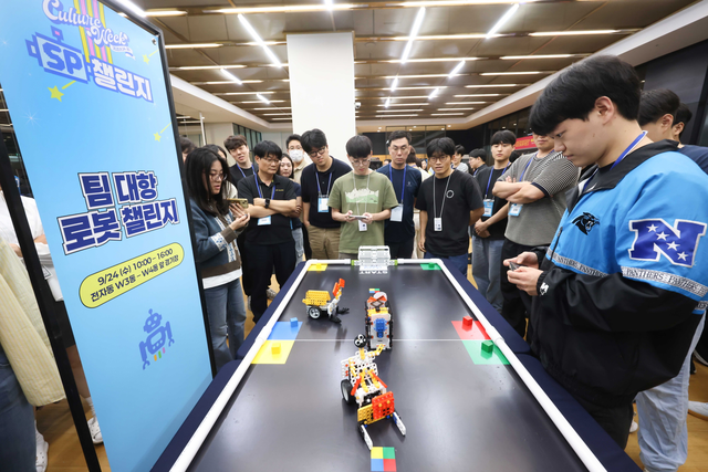 LG 구성원들이 지난 24~26일 서울 마곡 LG사이언스파크에서 ‘LG 스파크’ 행사 일환으로 열린 과학·문화 행사 ‘컬처위크’에서 ‘로봇 코딩 챌린지’에 참여하고 있다. LG 제공