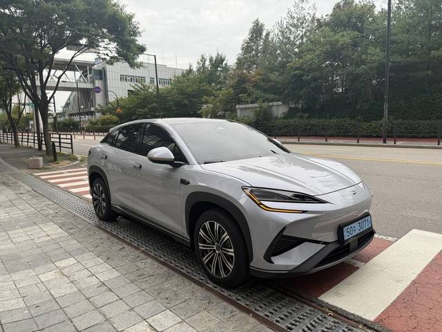 BYD 씨라이언 7 정측면부. 오션 X 페이스를 테마로 역동적으로 바다를 가르는 요트와 같은 생김새. 임주희 기자