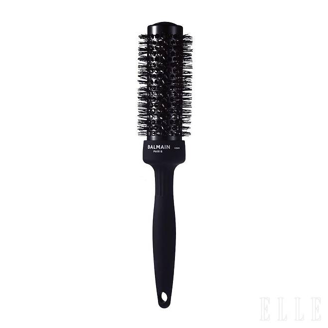 세라믹 코팅 브러시가 음이온을 생성해 열을 고르게 분배한다. 33mm 사이즈라 뿌리부터 모발 끝까지 볼륨을 살리기 좋다. 프로페셔널 세라믹 라운드 브러쉬, 블랙, 9만8천원, Balmain Paris Hair Couture.