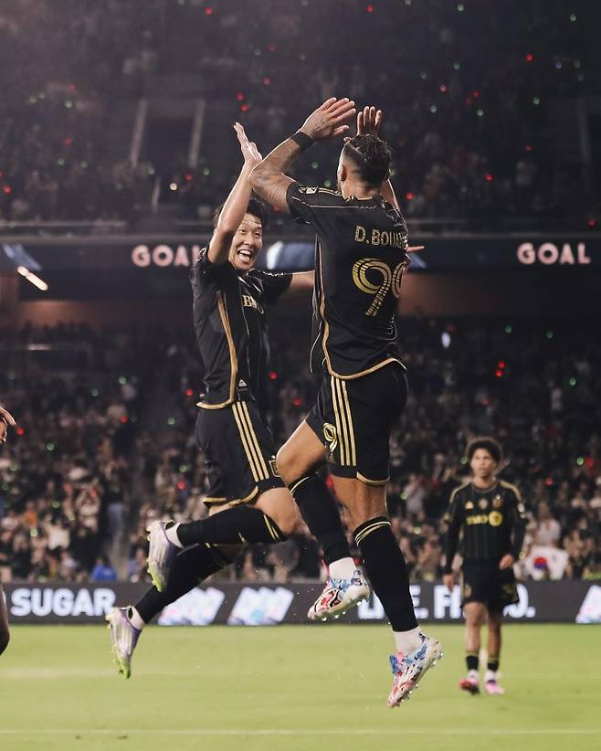 28일 미국 미주리주 세인트루이스 에너자이저 파크에서 열린 세인트루이스 시티SC와 경기에서 득점을 합작한 LAFC 손흥민(왼쪽)과 부앙가가 세리머니를 하고 있다. 연합뉴스