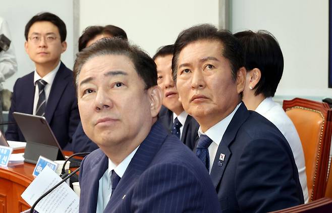 정청래 더불어민주당 대표(오른쪽)가 9월 24일 서울 여의도 국회에서 열린 최고위원회의에서 국민의힘 의원들이 2021년 4월 당시 김명수 대법원장 사퇴를 촉구하며 대법원 앞에서 벌인 시위 장면 영상을 보고 있다. 김경호 선임기자 jijae@hani.co.kr