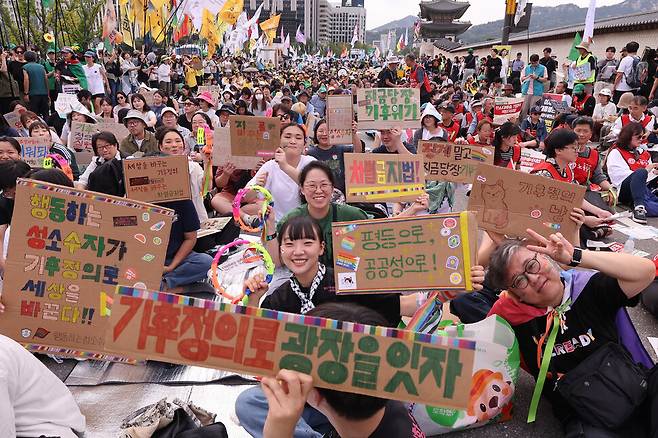 27일 오후 서울 종로구 동십자각 일대에서 927기후정의 행진 본집회가 열려 참가자들이 직접 만든 손팻말을 들고 있다. 백소아 기자 thanks@hani.co.kr