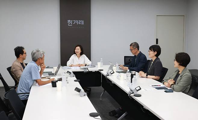 제5기 저널리즘책무위원회 첫번째 회의가 지난 18일 서울 마포구 한겨레신문사에서 열려 참석자들이 한겨레 콘텐츠에 대한 총평과 제언을 하고 있다. 정용일 선임기자 yongil@hani.co.kr