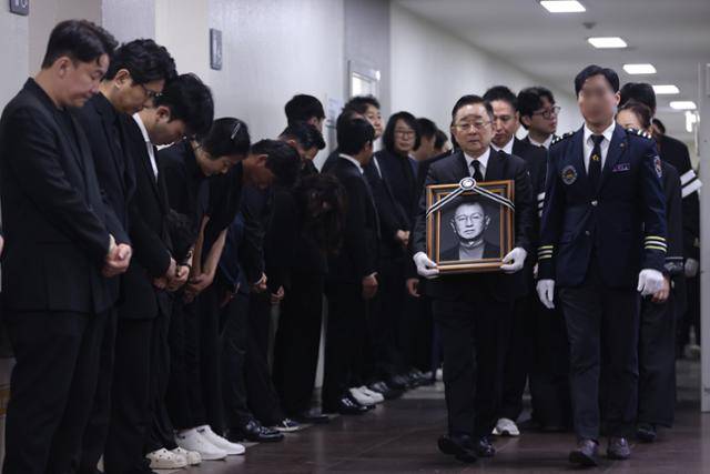 28일 서울 영등포구 여의도 KBS 신관 '개그콘서트' 녹화 스튜디오에서 개그맨 전유성 노제가 엄수되고 있다. 연합뉴스