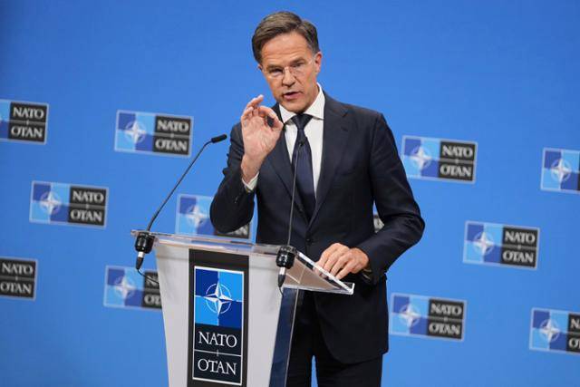 마르크 뤼터 북대서양조약기구(NATO 나토) 사무총장이 23일 브뤼셀의 나토 본부에서 기자회견 하고 있다. 나토는 이날 이달 초 폴란드 상공에서 러시아 무인기가 격추된 데 이어 지난주 러시아 전투기가 에스토니아 영공을 침범하자 모든 수단을 동원해 러시아의 영공 추가 침범에 방어할 것이라고 경고했다. AP 뉴시스