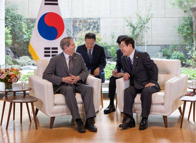 이재명 대통령이 24일 미국 뉴욕 주유엔대한민국대표부에서 스콧 베선트 미국 재무장관을 접견하고 있다. 뉴욕=연합뉴스