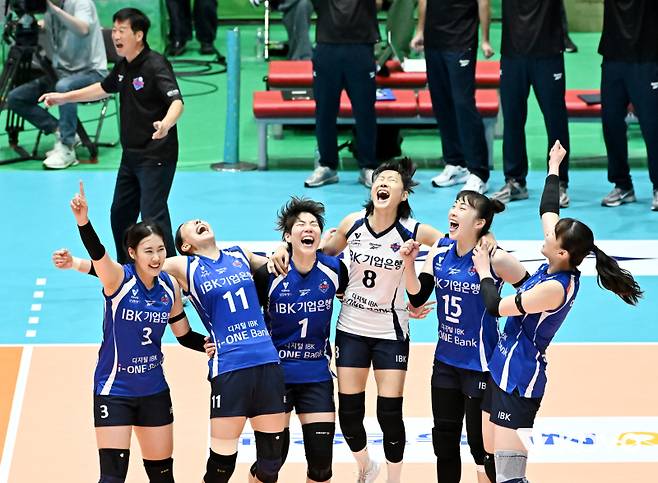 28일 KOVO컵에서 우승 후 기뻐하는 IBK기업은행 선수단과 김호철 감독. 사진=KOVO 제공