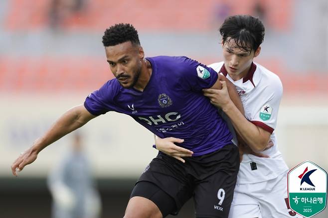 28일 안양종합운동장에서 열린 안양과 광주의 하나은행 K리그1 2025 31라운드. 안양 모따와 광주 변준수가 볼 경합을 벌이고 있다. 사진=프로축구연맹