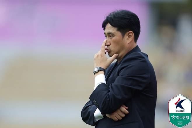 28일 안양종합운동장에서 열린 안양과 광주의 하나은행 K리그1 2025 31라운드. 유병훈 안양 감독이 경기장을 지켜보고 있다. 사진=프로축구연맹