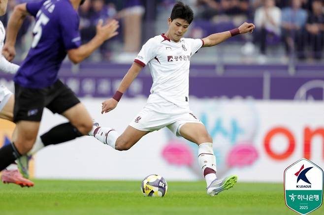 28일 안양종합운동장에서 열린 안양과 광주의 하나은행 K리그1 2025 31라운드. 광주 박인혁이 슈팅을 시도하고 있다. 사진=프로축구연맹