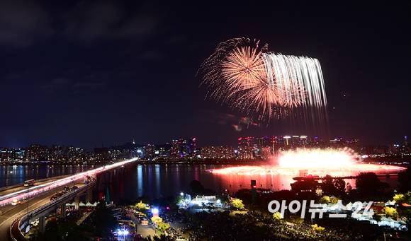 27일 저녁 서울 여의도 한강공원 일대에서 열린 '한화와 함께하는 서울세계불꽃축제 2025'에서 한국팀의 불꽃 연출이 밤 하늘을 수 놓고 있다. [사진=정소희 기자]