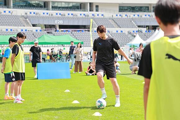 이동국 용인FC 전력강화실장이 지난 27일 '스포츠 스타와 함께하는 시민 참여 축제'에서 원포인트 레슨을 하고 있다. [사진=용인특례시]