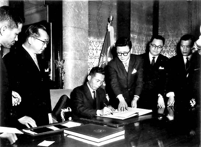 박정희 대통령이 1965년 12월 17일 한일협정 비준서에 서명하고 있다. [중앙포토]