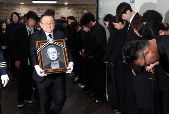28일 서울 영등포구 여의도 KBS 신관에서 열린 코미디언 고(故) 전유성의 노제에서 이홍렬이 영정을 운구하고 있는 가운데, 복도에 도열한 후배 개그맨들이 고인에게 인사하고 있다. 뉴스1