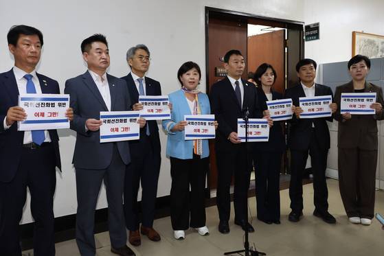 더불어민주당 서영교 의원 등 국민의힘을 제외한 법제사법위원회 위원들이 22일 서울 여의도 국회에서 법사위 검찰개혁 청문회 파행에 대해 국민의힘 위원들을 탓하며 국회 선진화법을 준수할 것을 요구하고 있다. 연합뉴스