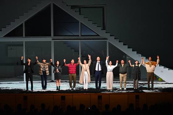 지난 19~21일 홍콩문화센터 대극장에서 공연된 연극 ‘벚꽃동산’은 커튼콜을 3차례 할 정도로 반응이 좋았다. [사진 LG아트센터]