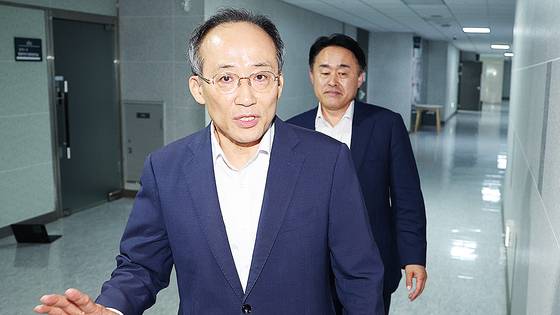 내란 특검팀(특별검사 조은석)은 지난해 12월 3일 계엄 선포 후 추경호 당시 원내대표가 의원 총회 장소를 국회→당사→국회→당사로 수차례 변경해 자당 의원들의 표결 참여를 방해했다는 의혹을 수사하고 있다. 사진은 추 전 원내대표가 지난 2일 서울 여의도 국회 의원회관에서 특검팀이 압수수색 중인 자신의 의원실로 들어가는 모습. 뉴스1.