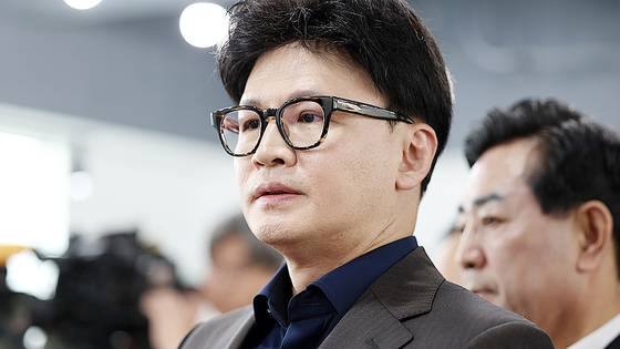 한동훈 전 국민의힘 당대표는 지난 23일 서울중앙지법에서 열리는 공판 전 증인신문에 불참했다. 사진은 한 전 대표가 지난 5월 29일 제21대 대통령 선거 사전투표를 기다리는 모습. 뉴스1