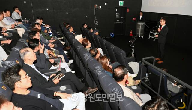 ▲ 정광열 전 강원도 경제부지사가 28일 춘천 메가박스 석사점에서 저서 ‘안녕하세요, 정광열입니다’ 출간 기념 북콘서트를 열고, 부지사 시절 경험과 정책 비전, 향후 정치 행보에 대한 구상을 참석자들과 공유했다. 방도겸 기자