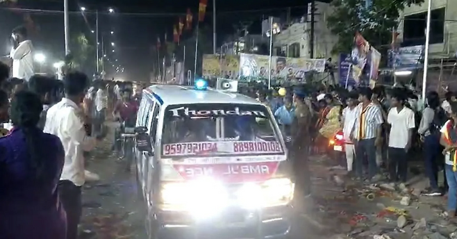 27일(현지시간) 인도 남부 타밀나두주 카루드 지역에서 열린 정치인 비제이의 행사에서 발생한 압사 사고 현장에 물병과 신발이 흩어져 있다. BBC 홈페이지 갈무리