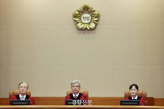 김상환 헌법재판소장과 헌법재판관들이 서울 종로구 헌법재판소 대심판정에 착석해 있다. 한수빈 기자