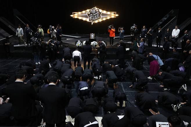 28일 서울 영등포구 여의도 KBS 신관 <개그콘서트> 녹화 스튜디오에서 엄수된 개그맨 전유성 노제에서 후배 개그맨들이 고인의 영정을 향해 절하고 있다. 연합뉴스