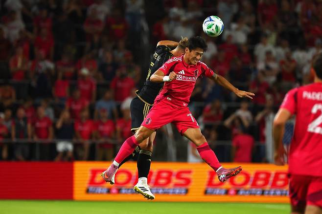 공중볼을 다투고 있는 정상빈.