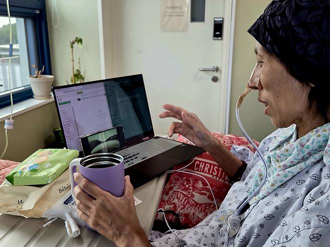 유고운씨가 지난 23일 경기 고양시 국립암센터 병실에서 노트북을 열어 자료를 보고 있다.