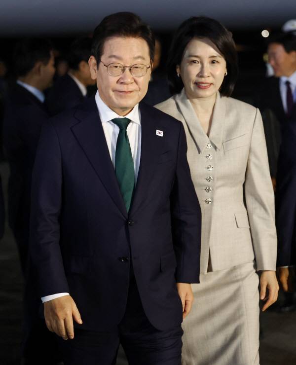 미국 방문 일정을 마치고 귀국한 이재명 대통령과 김혜경 여사가 26일 성남 서울공항에 착륙한 공군 1호기에서 내려 이동하고 있다. 2025.9.26 연합뉴스