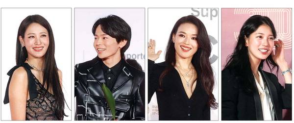 지난 26일 부산 해운대구 영화의전당에서 열린 제30회 부산국제영화제 폐막식에 참석한 스타들이 관객에게 인사하고 있다. 왼쪽부터 배우 수현, 하야시 유타, 서기, 수지. 연합뉴스