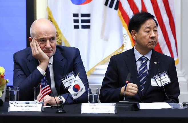 Deputy Prime Minister Koo Yun-cheol (right) attends the Korea Investment Summit held at the New York Stock Exchange in New York on Thursday. (Yonhap)