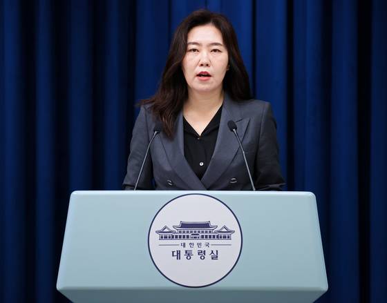 Presidential spokesperson Kang Yu-jung gives a briefing on the National Information Resources Service (NIRS) fire recovery efforts at the Presidential Office in Yongsan, central Seoul, on Sept. 28. [YONHAP]