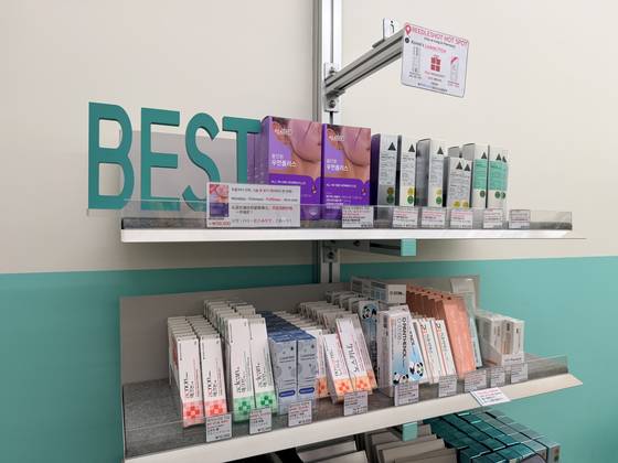 A pharmacy in western Seoul shows its best-selling drugs [CHO YONG-JUN]