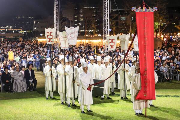 27일 정조효문화제 개막식에서 ‘현륭원 천원(遷園)’ 행렬이 정조효공원에 도착한 모습. 화성특례시 제공
