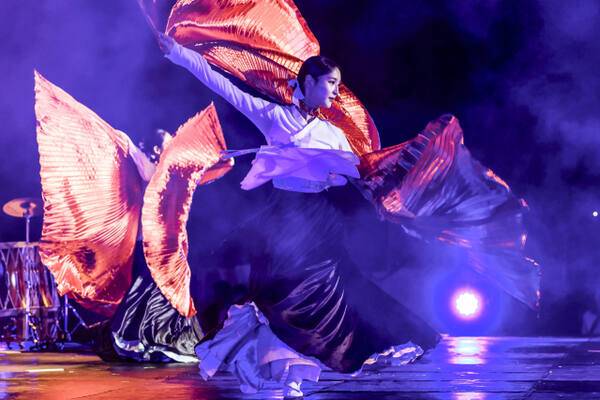 27일 정조효문화제 개막식에서 무용수가 공연을 펼치고 있다. 화성특례시 제공