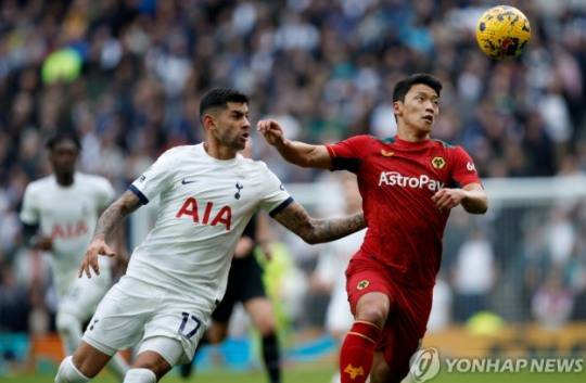 경합하는 황희찬(오른쪽). 사진[EPA=연합뉴스]