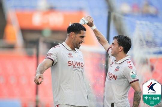 골세리머니를 펼치는 수원FC의 싸박(왼쪽)과 안드리고 / 사진=한국프로축구연맹 제공. 연합뉴스