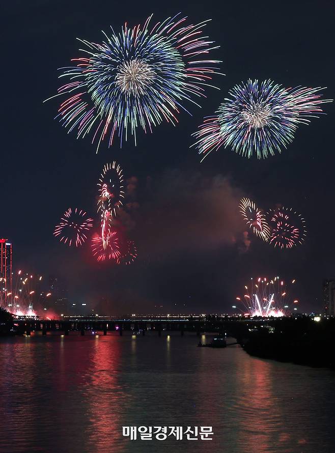 여의도 밤 수놓은 형형색색의 불꽃.  [이승환기자]