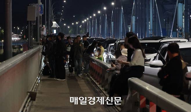 여의도 주변 대교들에서는 주차를 하고 관람하는 인파들로 교통혼잡이 벌이지기도 했다.  2025.9.27 [이승환기자]