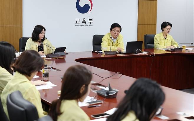 지난 27일 정부세종청사에서 긴급회의를 열고 이번 화재로 인한 피해 상황을 보고받고 있는 최교진 부총리 겸 교육부장관. 제공 교육부