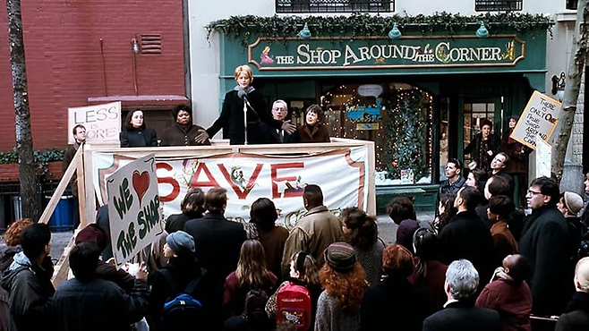 길모퉁이 서점의 대표 켈리가 골목 책방을 지키자며 연설하고 있다. [IMDb]