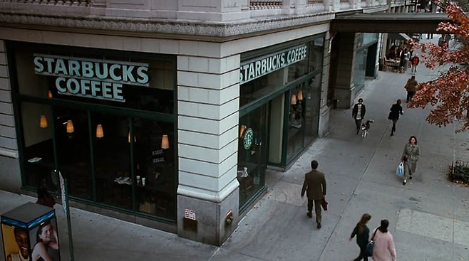 켈리와 폭스 모두가 즐겨 찾는 스타벅스 [IMDb]