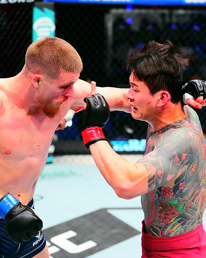 2025년 9월 데이나 화이트 UFC 회장 겸 CEO가 직접 주최하는 오디션 Contender Series 시즌9 6주차 미들급 경기에서 리얼리티프로그램 The Ultimate Fighter 시즌32 준결승 패디 매코리와 로드FC 챔피언 황인수가 겨루고 있다. 사진=TKO