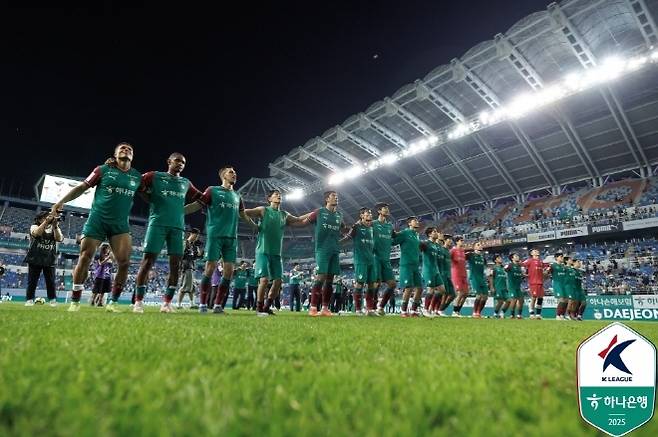 승리의 기쁨을 나누고 있는 대전하나시티즌 선수들. 사진=한국프로축구연맹