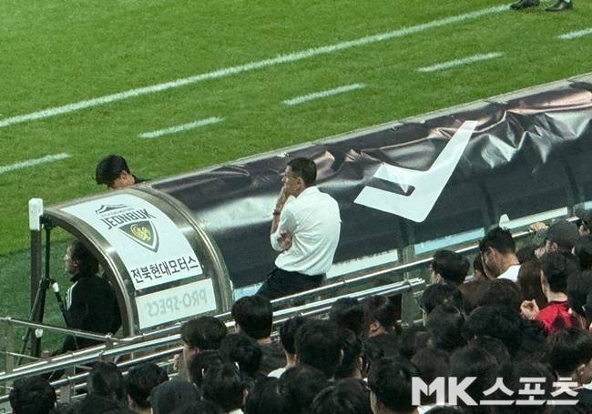 관중석 난간에 걸터앉아 경기를 바라본 전북현대 거스 포옛 감독. 사진=김영훈 기자