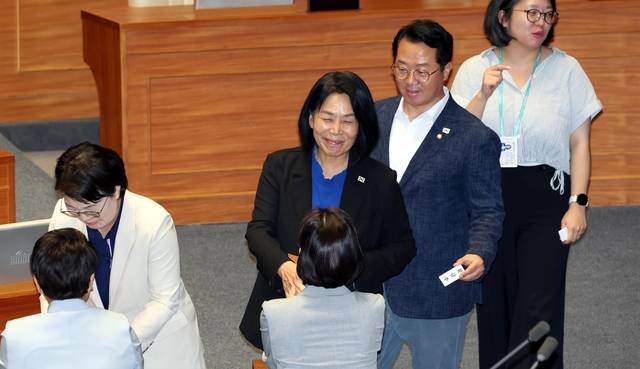 최민희 국회 과학기술정보통신위원장이 27일 오후 서울 여의도 국회에서 열린 본회의에서 방송미디어통신위원회의 설치 및 운영에 관한 법률안(대안)에 대한 무제한토론 종결동의의 건 투표를 마치고 감표위원과 악수를 하고 있다. 뉴시스