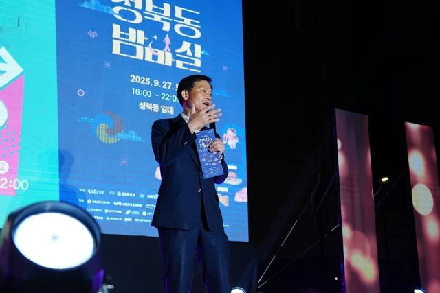 27일 이승로 성북구청장은 ‘2025 성북동 밤마실’ 현장을 찾아 성북동의 매력에 대해 이야기하고 있다. 성북구청 제공