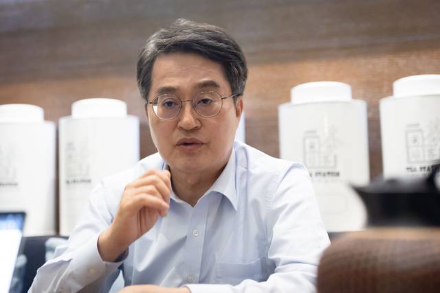 김동연 경기지사가 지난 26일 중국 난징(南京)시 진링호텔 1층 찻집에서 기자들과 간담회를 갖고 있다. 경기도청 제공